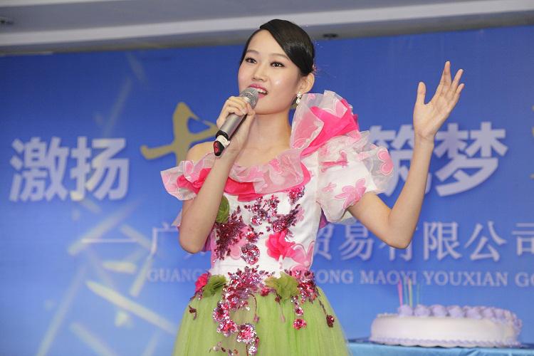 慶生儀式，女歌手領(lǐng)唱明天會更好